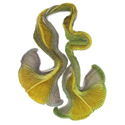 Écharpe plissée plicatwill multicolore en twill de soie fabriquée par sophie guyot atelier d'art et soieries à Lyon France