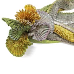 Écharpe plissée plicatwill multicolore en twill de soie fabriquée par sophie guyot atelier d'art et soieries à Lyon France