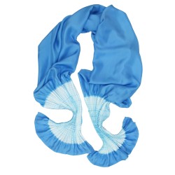 Écharpe plissenpli midi bicolore en twill de soie plissé, fabriquée par sophie guyot soieries à Lyon en France, portée.