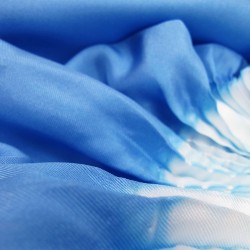 Écharpe plissenpli midi bicolore en twill de soie plissé, fabriquée par sophie guyot soieries à Lyon en France, portée.
