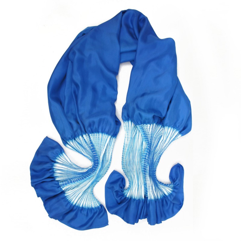 Étole plissenpli maxi bicolore 026 en twill de soie plissé et teint par sophie guyot créatrice textile lyon france