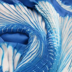 Étole plissenpli maxi bicolore 026 en twill de soie plissé et teint par sophie guyot créatrice textile lyon france