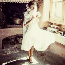 Édito Asphodel, robe en mousseline de soie et maxi col fraise en organza de soie