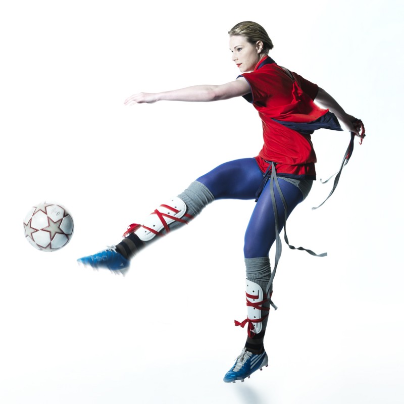 Amandine Henry porte une tunique en crêpe de soie josepha réversible, 1 face unie, 1 face avec décor en shibori.