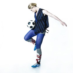 Amandine Henry porte une tunique en crêpe de soie josepha réversible, 1 face unie, 1 face avec décor en shibori.