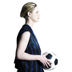 Amandine Henry porte une tunique en crêpe de soie josepha réversible, 1 face unie, 1 face avec décor en shibori.