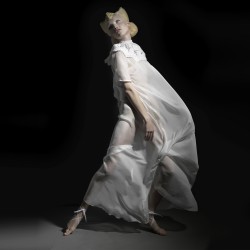 Biennale du Design 2013, robes en soie, imprimées au cadre plat avec de l'encre phosphorescente et plissage à l'aiguille.