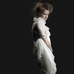 Biennale du Design 2013, robes en soie, imprimées au cadre plat avec de l'encre phosphorescente et plissage à l'aiguille.