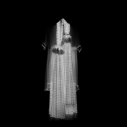 Biennale du Design 2013, robes en soie, imprimées au cadre plat avec de l'encre phosphorescente et plissage à l'aiguille.