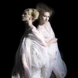 Biennale du Design 2013, robes en soie, imprimées au cadre plat avec de l'encre phosphorescente et plissage à l'aiguille.