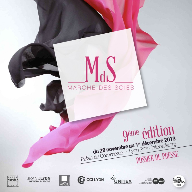 Marché Des Soies 2013, ateliers créatifs, création d'une broche en soie plissée avec sophie guyot soieries