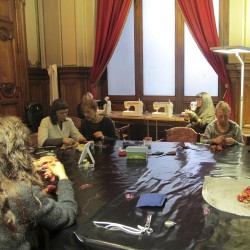 Marché Des Soies 2013, ateliers créatifs, création d'une broche en soie plissée avec sophie guyot soieries