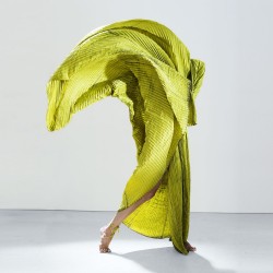 Performance dansée, robe à plis en twill de soie.