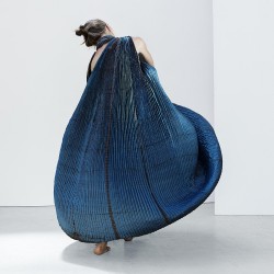 Performance dansée, robe à plis en twill de soie.