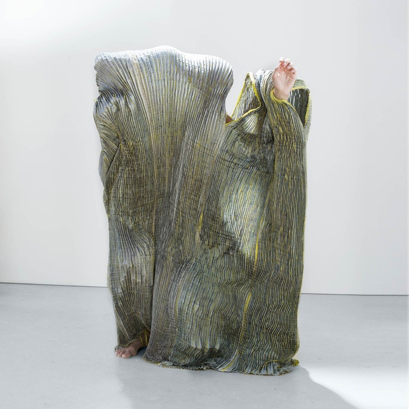 Performance dansée, robe à plis en twill de soie.