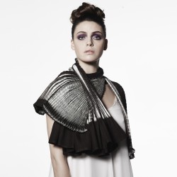 Shibori in textile, Ararat Gallery, Melbourne, Australie , écharpe plissée Sophie Guyot Soieries