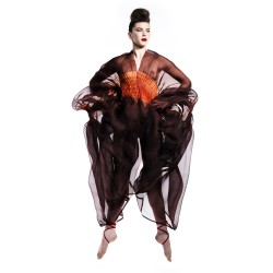 Robe pelerine en organza de soie plissé multicolore fabriqué à Lyon, France par Sophie Guyot Soieries