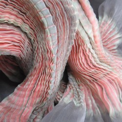 Étole juliette 028 multicolore en organza de soie plissé, teint et fabriqué à Lyon en France par Sophie Guyot