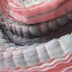 Étole juliette 028 multicolore en organza de soie plissé, teint et fabriqué à Lyon en France par Sophie Guyot