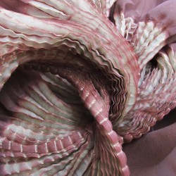 Étole juliette 032 multicolore en organza de soie plissé, teint et fabriqué à Lyon en France par Sophie Guyot Soieries