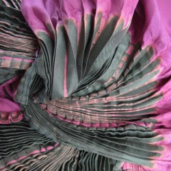 Foulard coulipli multicolore n twill de soie plissage et teinture artisanale fait à lyon en France par Sophie Guyot création