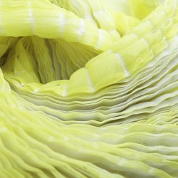 Écharpe courte paplillon bicolore 033 en organza de soie plissé, teint et fabriqué à Lyon en France par Sophie Guyot Soieries