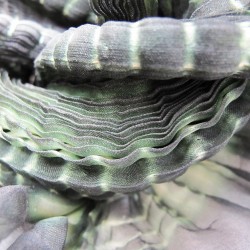 Écharpe courte paplillon bicolore 071en organza de soie plissé, teint et fabriqué à Lyon en France par Sophie Guyot Soieries