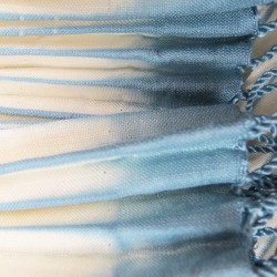 Écharpe courte plissée et frangée en toile de soie biologique, fabriquée à Lyon par sophie guyot soieries
