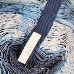 Twin-set composé d’une cape plissée et d’une longue écharpe plissée en sergé de soie