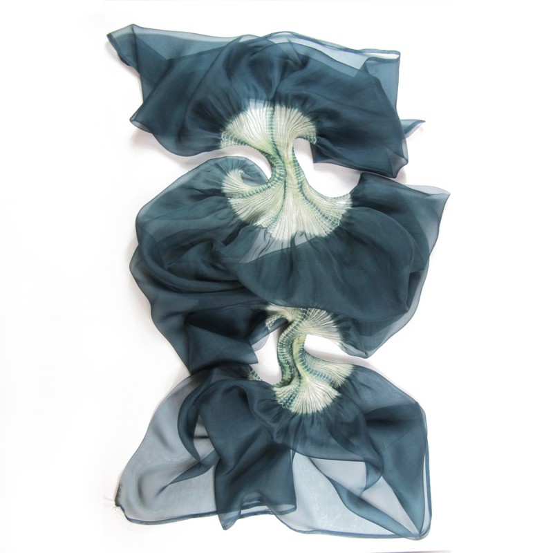 Étole juliette 035 bicolore en organza de soie plissé, teint et fabriqué à Lyon en France par Sophie Guyot Soieries
