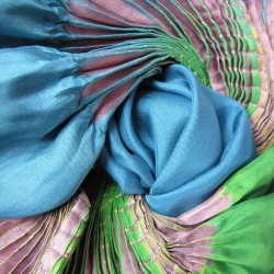 Étole plissenpli maxi multicolore 022 en twill de soie plissé et teint, fabriqué à lyon france sophie guyot soieries