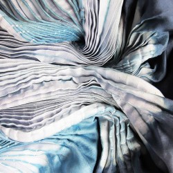 Étole plissenpli maxi multicolore 007 en twill de soie plissé et teint, fabriqué à lyon france sophie guyot soieries