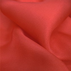 Carré 90 uni rouge écarlate twill de soie roulotté fait à lyon en france par sophie guyot soieries