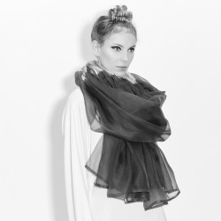 Étole juliette multicolore en organza de soie plissé, teint et fabriqué à Lyon en France par Sophie Guyot Soieries