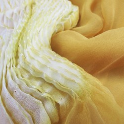 Écharpe plissée Mimousse en mousseline de soie fabriquée à Lyon France Sophie Guyot créatrice mode accessoires et soieries
