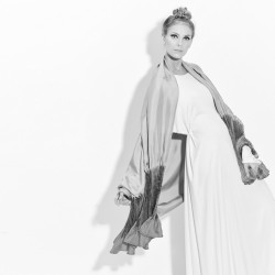 Maxi stole plissenpli, pleated silk twill, dyed and made by sophie guyot silks in Lyon France