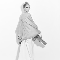 Maxi stole plissenpli, pleated silk twill, dyed and made by sophie guyot silks in Lyon France