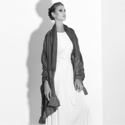 Étole plissenpli maxi multicolore en twill de soie plissé et teint, porté.