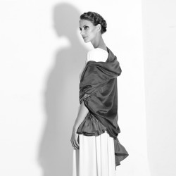 Étole plissenpli maxi multicolore en twill de soie plissé et teint, porté.