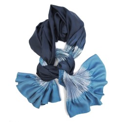 Maxi stole plissenpli, pleated silk twill, dyed and made by sophie guyot silks in Lyon France