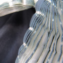 Écharpe plissenpli midi en twill de soie plissé, fabriquée par sophie guyot soieries à Lyon en France