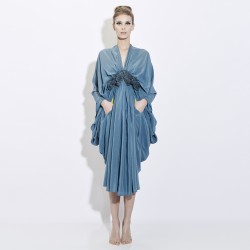 Robe drapée en crêpe de soie avec garniture plissée et volantée au niveau de la taille