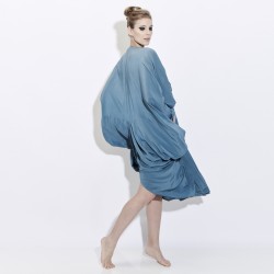 Robe drapée en crêpe de soie avec garniture plissée et volantée au niveau de la taille