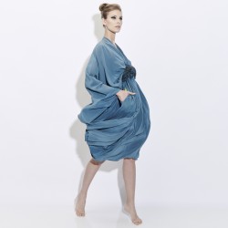 Robe drapée en crêpe de soie avec garniture plissée et volantée au niveau de la taille