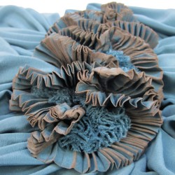 Robe drapée en crêpe de soie avec garniture plissée et volantée au niveau de la taille