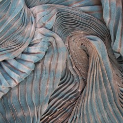 Kimono au col plissé en crêpe de chine