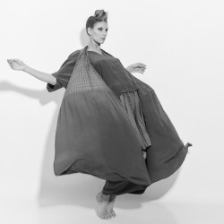 Kimono au col plissé en crêpe de chine