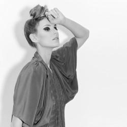 Kimono au col plissé en crêpe de chine