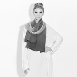 Long pleated scarf in 100% silk crepe de chine, multicolored.