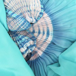 Long pleated scarf in 100% silk crepe de chine, multicolored.